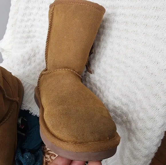 Koolaburra by UGG Victoria Girls' Short Winter Boots They are size 5 in good