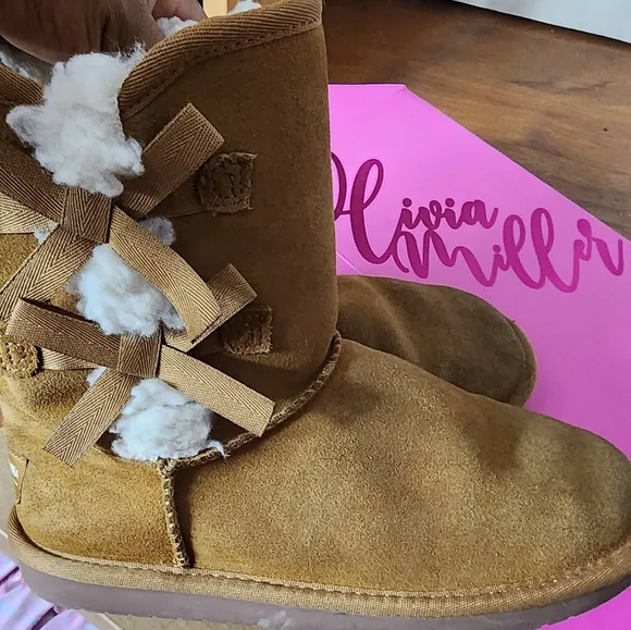 Koolaburra by UGG Victoria Girls' Short Winter Boots They are size 5 in good