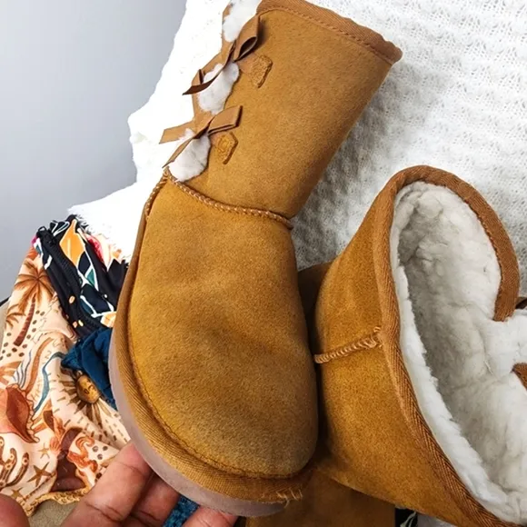 Koolaburra by UGG Victoria Girls' Short Winter Boots They are size 5 in good