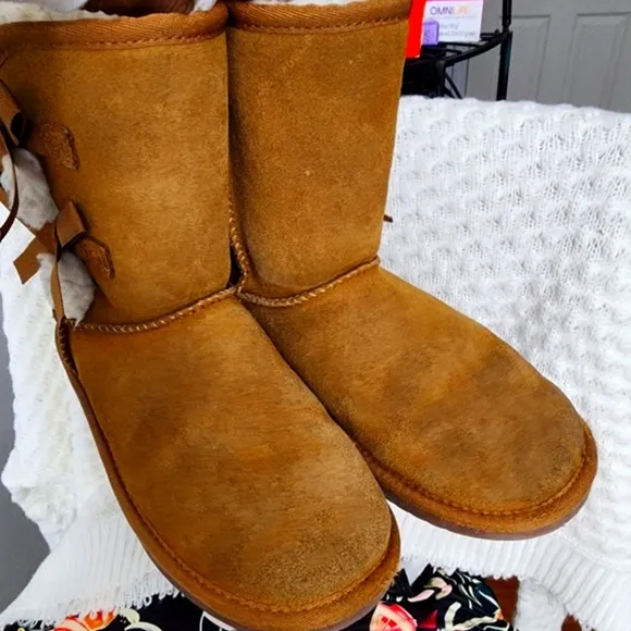 Koolaburra by UGG Victoria Girls' Short Winter Boots They are size 5 in good