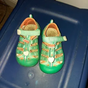 Little  Girls Keen Water shoes. Size 8