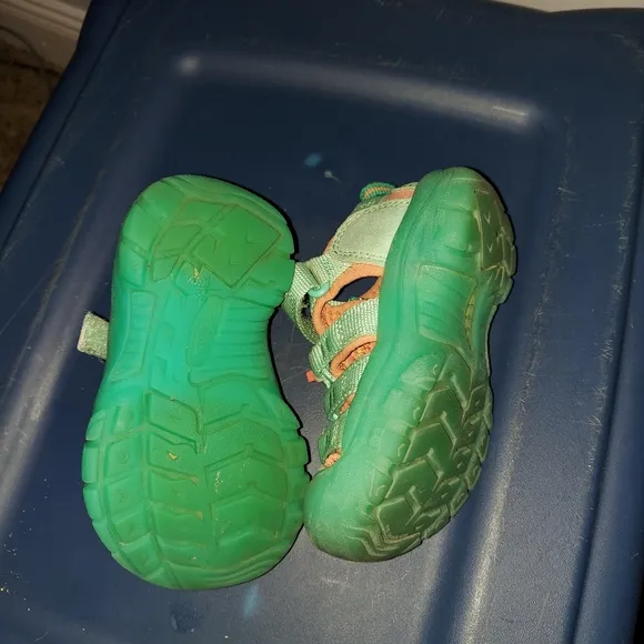Little  Girls Keen Water shoes. Size 8