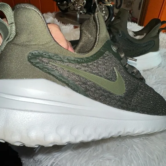 Men's Nike Rival Running Shoes Green And White Anthracite AA7400-300 US Size 8.5