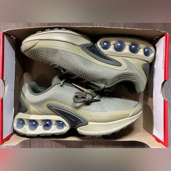 Men’s Size 10 Nike Air Max DN (NEW) DV3337 201 (No Box Lid)