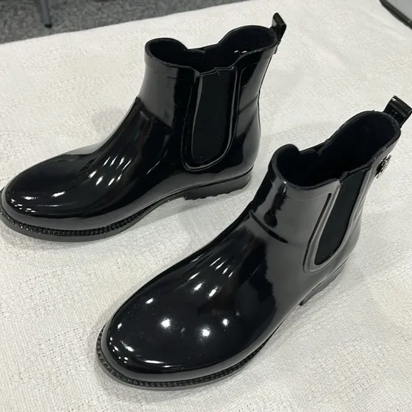 Michael Kors women’s short, black‎ rubber rain boot size 7