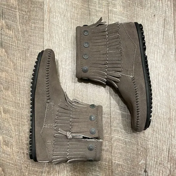Minnetonka gray leather short fringe ankle booties with zipper size 5