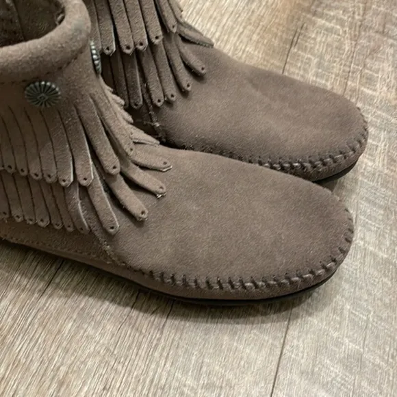 Minnetonka gray leather short fringe ankle booties with zipper size 5