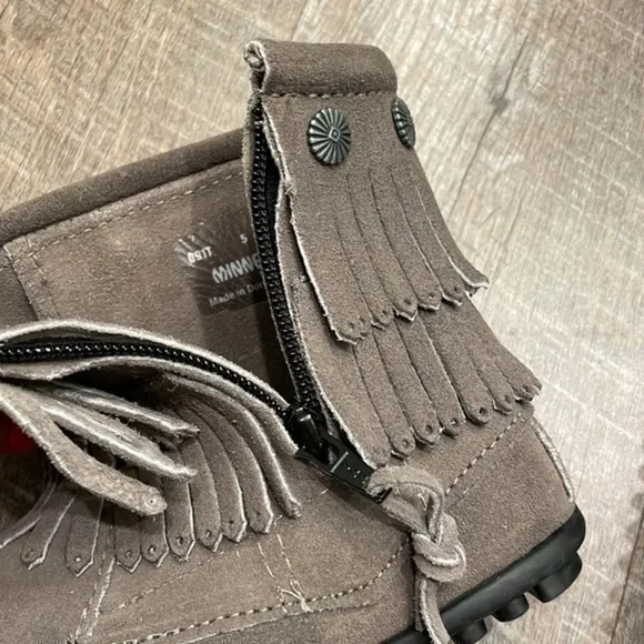 Minnetonka gray leather short fringe ankle booties with zipper size 5
