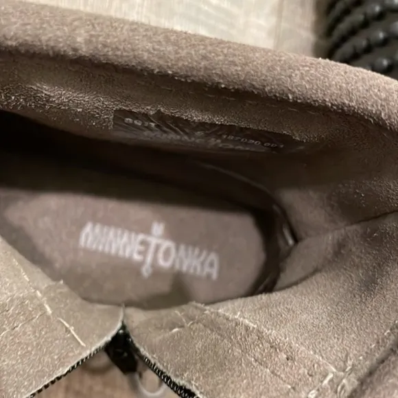 Minnetonka gray leather short fringe ankle booties with zipper size 5