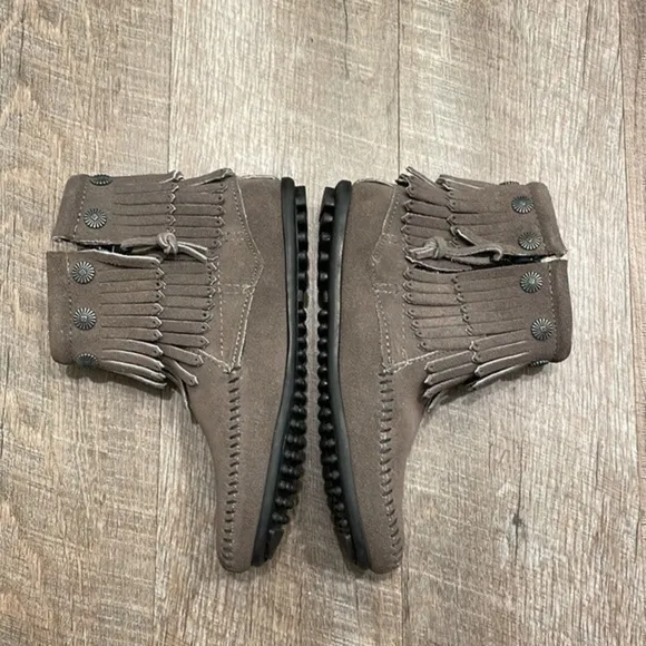 Minnetonka gray leather short fringe ankle booties with zipper size 5