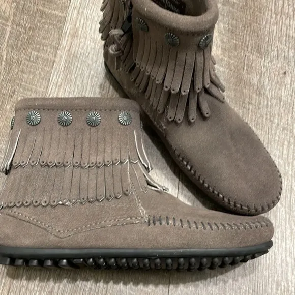 Minnetonka gray leather short fringe ankle booties with zipper size 5