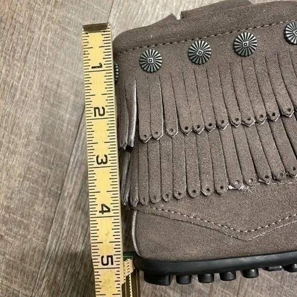 Minnetonka gray leather short fringe ankle booties with zipper size 5