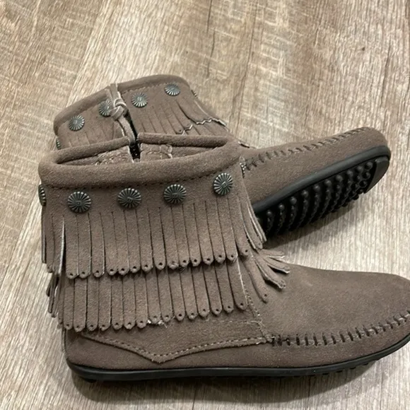 Minnetonka gray leather short fringe ankle booties with zipper size 5