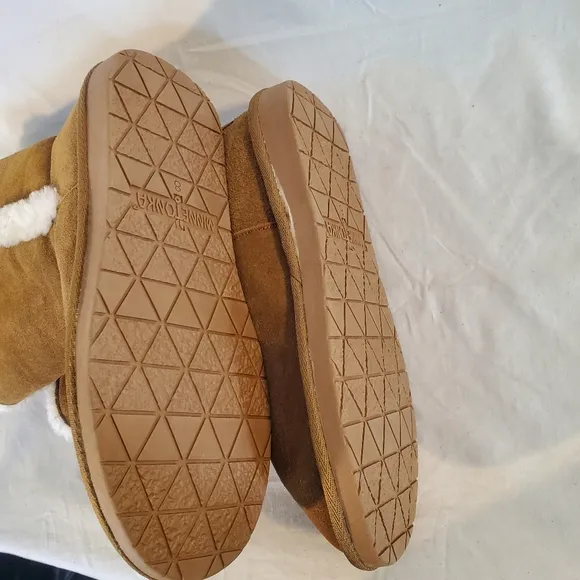Minnetonka Women's Size 8 M Slip On Boots Suede Tan Shearling Winter Short New