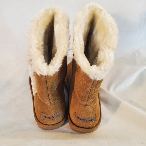 Minnetonka Women's Size 8 M Slip On Boots Suede Tan Shearling Winter Short New