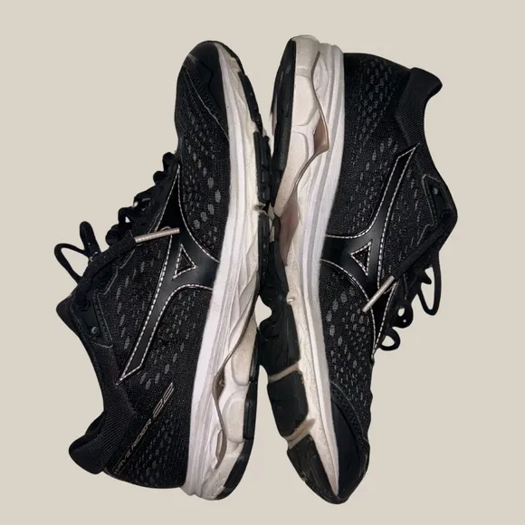 Mizuno Black Athletic Shoes | Running Shoes | Women’s Size 8.5