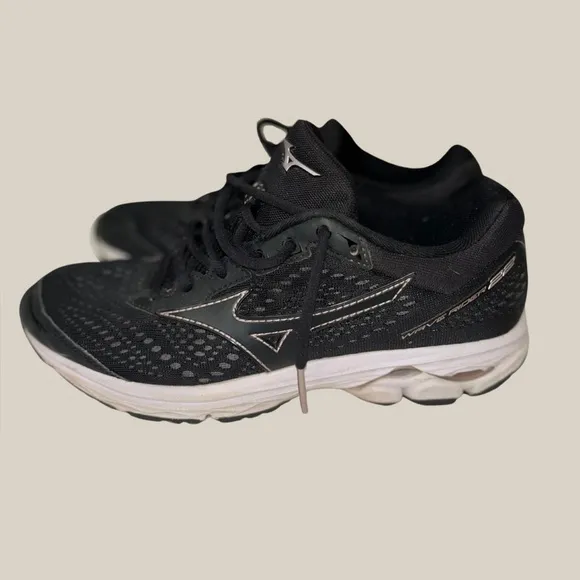 Mizuno Black Athletic Shoes | Running Shoes | Women’s Size 8.5