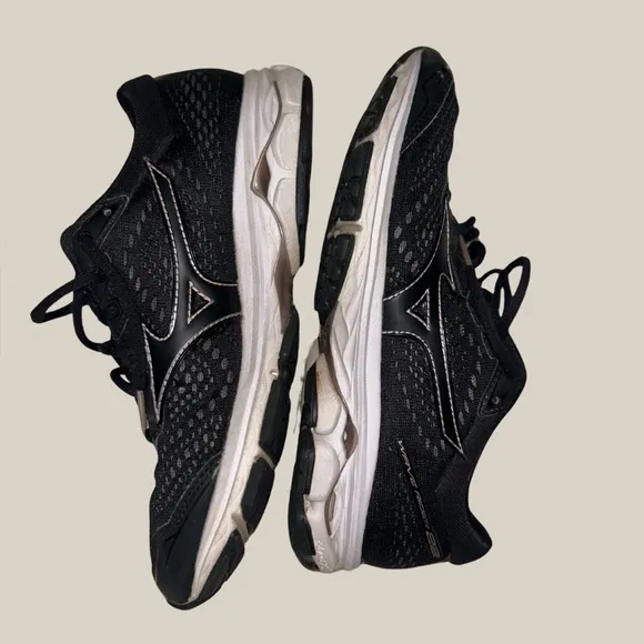 Mizuno Black Athletic Shoes | Running Shoes | Women’s Size 8.5