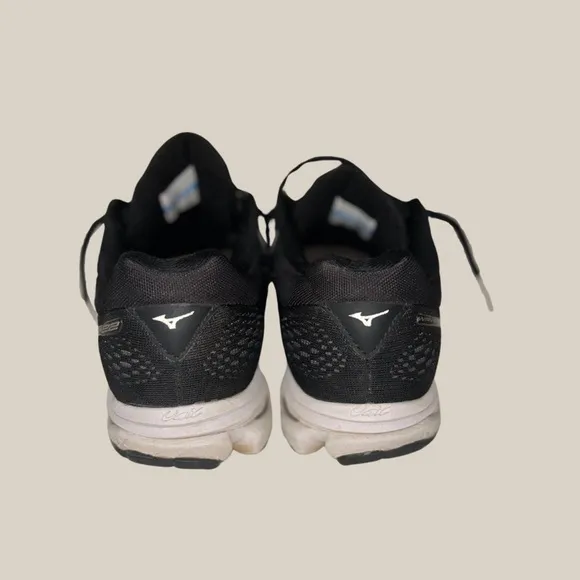 Mizuno Black Athletic Shoes | Running Shoes | Women’s Size 8.5