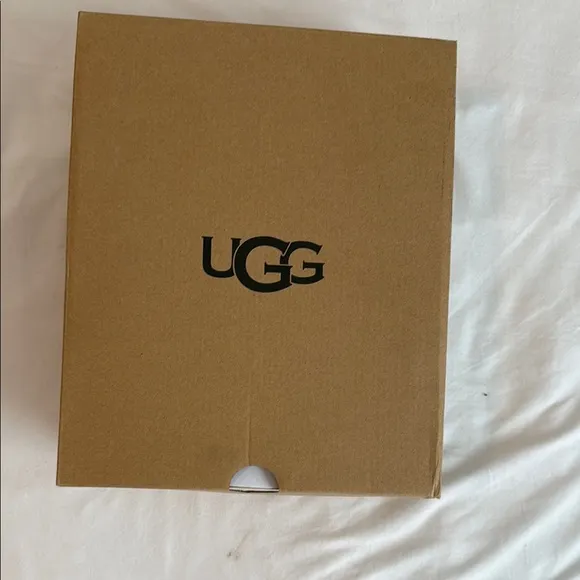 NEW IN BOX UGG Short Boots in Chestnut GIRLS size 3