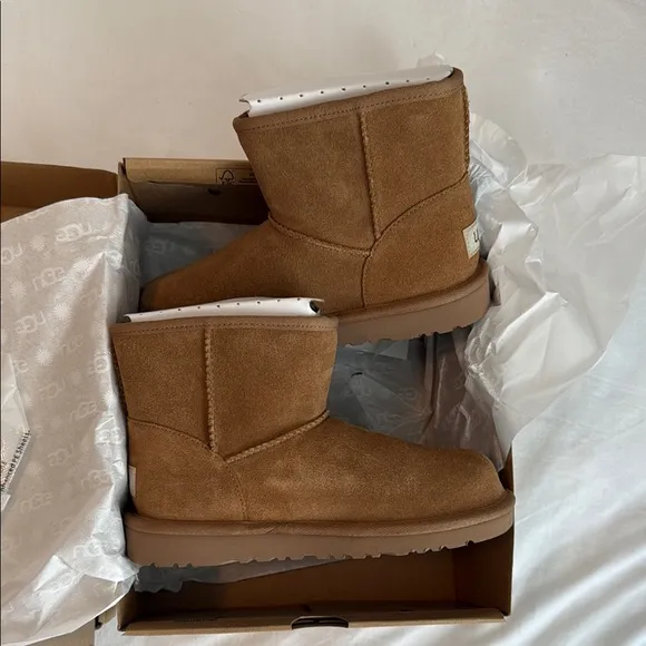 NEW IN BOX UGG Short Boots in Chestnut GIRLS size 3