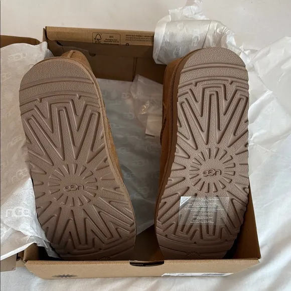 NEW IN BOX UGG Short Boots in Chestnut GIRLS size 3