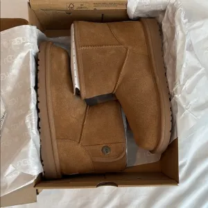 NEW IN BOX UGG Short Boots in Chestnut GIRLS size 3
