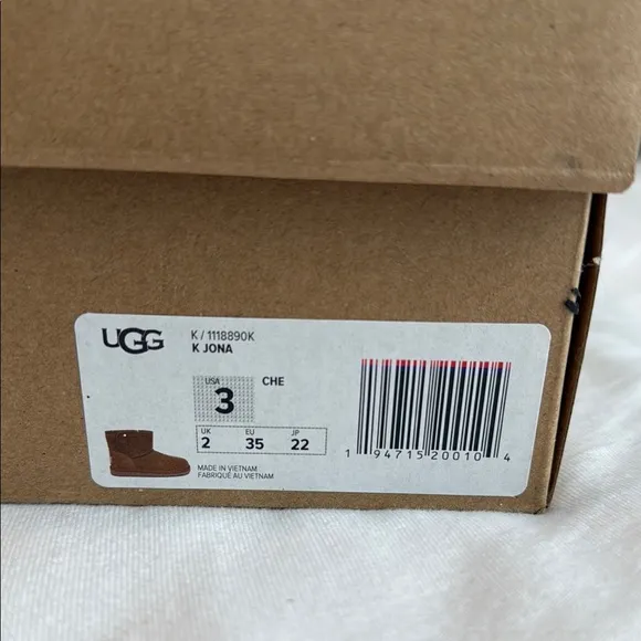 NEW IN BOX UGG Short Boots in Chestnut GIRLS size 3