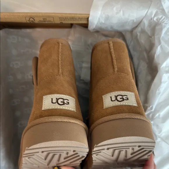 NEW IN BOX UGG Short Boots in Chestnut GIRLS size 3
