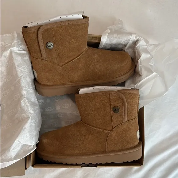NEW IN BOX UGG Short Boots in Chestnut GIRLS size 3