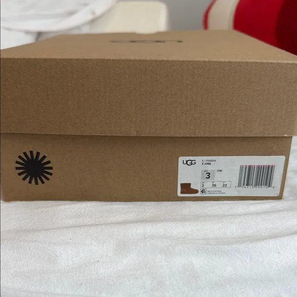 NEW IN BOX UGG Short Boots in Chestnut GIRLS size 3