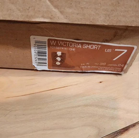 New in damaged box Koolaburra Ugg Chesnut Victoria Short boots 7