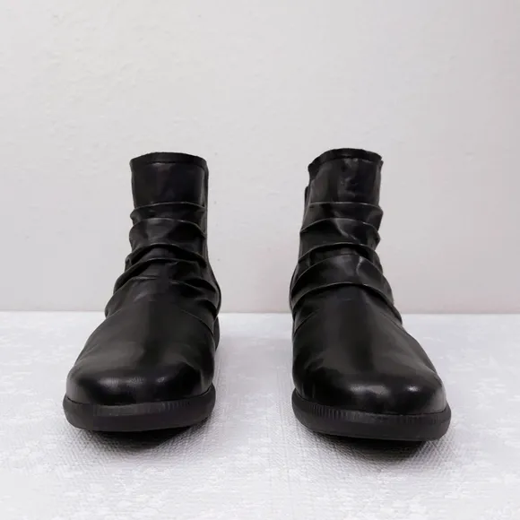 New! MUNRO Scout Water Resistant Ankle Booties US 7 Wide