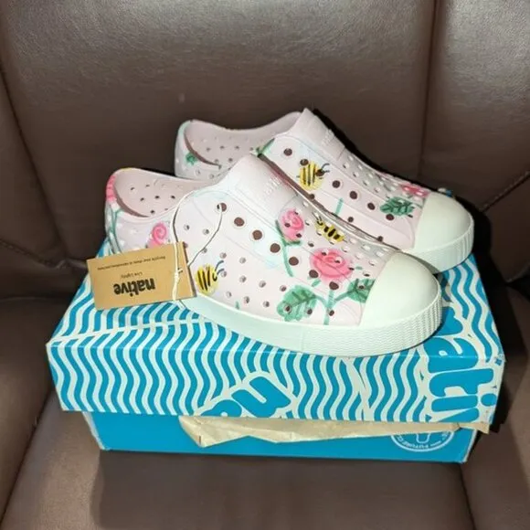 NEW Native Jefferson Print Milk Shell Bees and Flowers Slip On Water Shoes C12