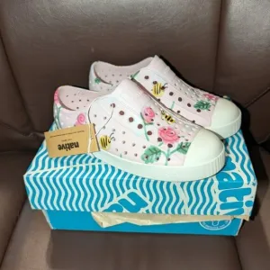 NEW Native Jefferson Print Milk Shell Bees and Flowers Slip On Water Shoes C12