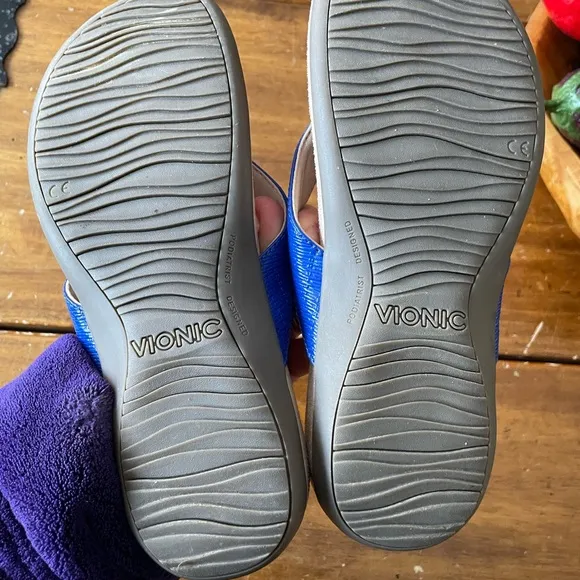 New Nwob Vionic Hilda Thong Sandals Goldtone Metallic Detail Size 7.5 Blue