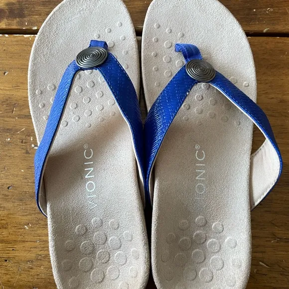 New Nwob Vionic Hilda Thong Sandals Goldtone Metallic Detail Size 7.5 Blue