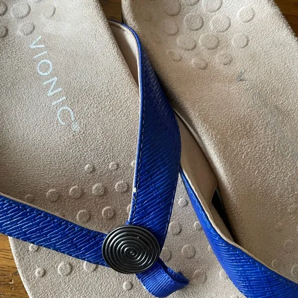 New Nwob Vionic Hilda Thong Sandals Goldtone Metallic Detail Size 7.5 Blue