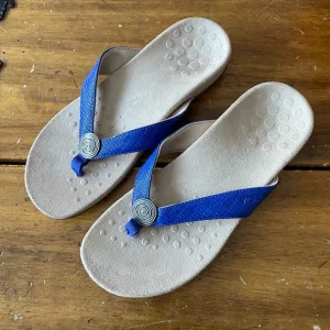 New Nwob Vionic Hilda Thong Sandals Goldtone Metallic Detail Size 7.5 Blue