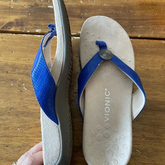 New Nwob Vionic Hilda Thong Sandals Goldtone Metallic Detail Size 7.5 Blue