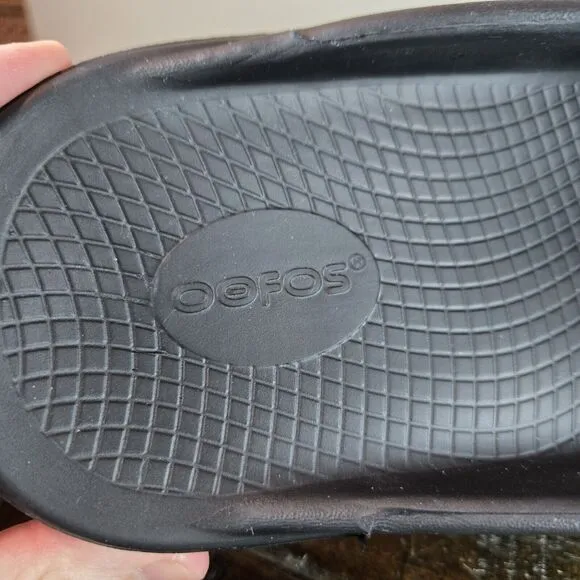 NEW Oofos Ooriginal Mens Size 12 Recovery Slip-On Flip Flops Beach Sandals Black