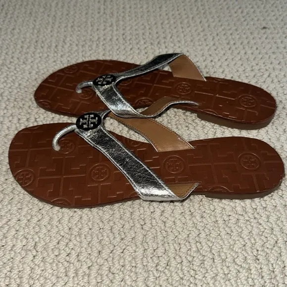 New Tory Burch Thora Silver Leather Thong Sandals Flip Flops Size 5