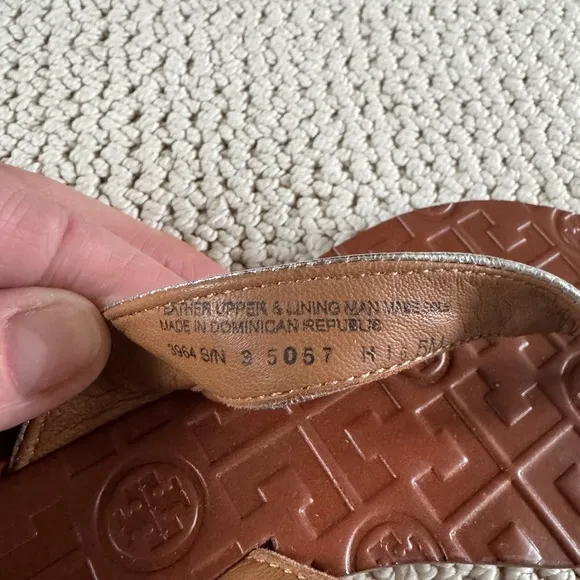 New Tory Burch Thora Silver Leather Thong Sandals Flip Flops Size 5