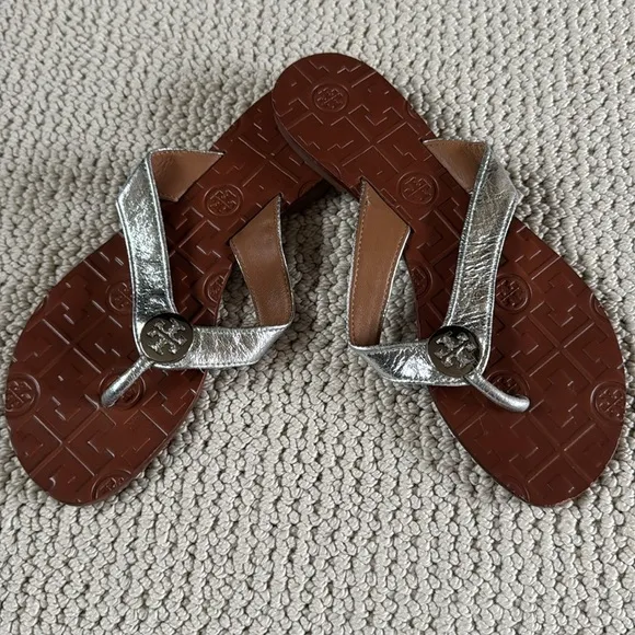 New Tory Burch Thora Silver Leather Thong Sandals Flip Flops Size 5