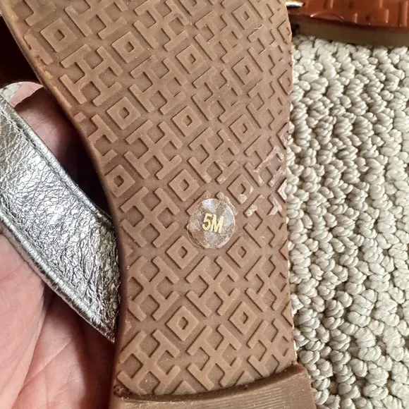 New Tory Burch Thora Silver Leather Thong Sandals Flip Flops Size 5