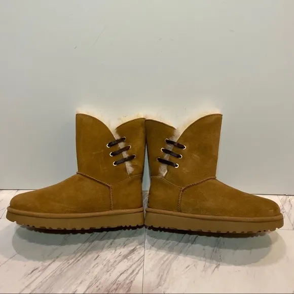 New! UGG Constantine Chestnut Short Boots 6