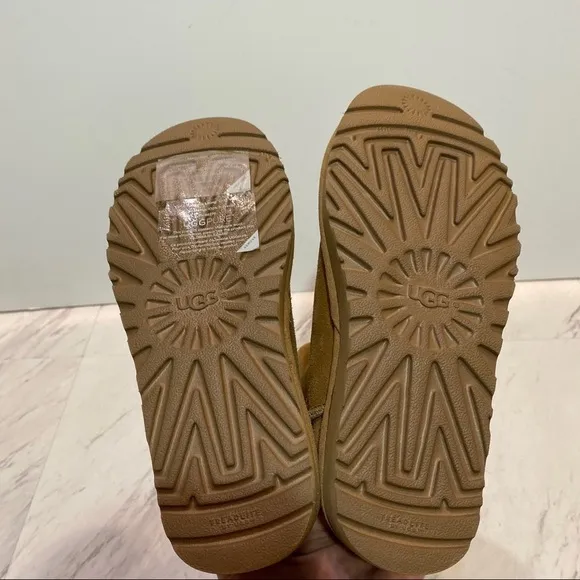 New! UGG Constantine Chestnut Short Boots 6