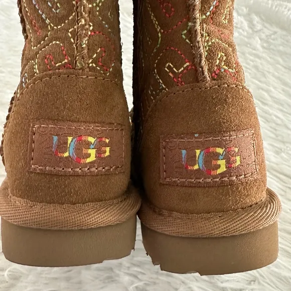 NEW Ugg Graphic Stitch Chestnut Logo Classic II Short Toddler Boots Sz 7