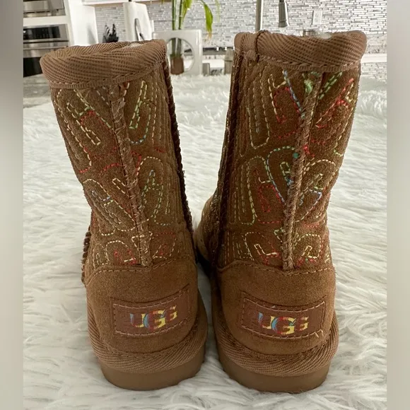 NEW Ugg Graphic Stitch Chestnut Logo Classic II Short Toddler Boots Sz 7