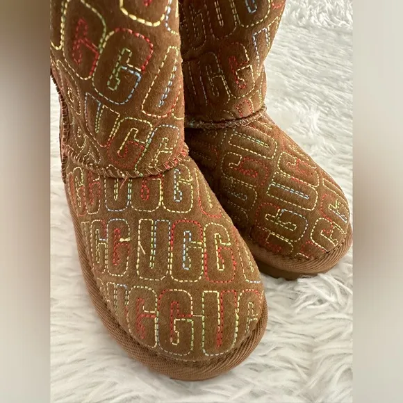 NEW Ugg Graphic Stitch Chestnut Logo Classic II Short Toddler Boots Sz 7